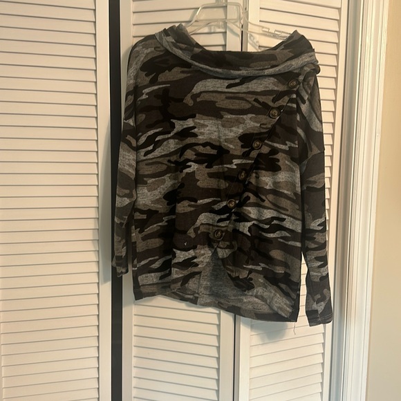 Size large Notations 3/4 sleeves Buttons from middle to shoulder - Picture 1 of 7